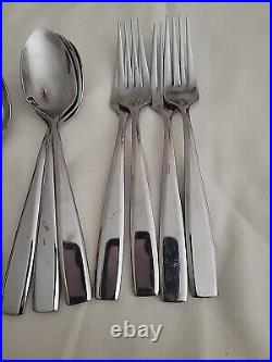 19 Pc Oneida Continuim stainless flatware Forks, Spoons and Knives