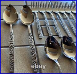 ONEIDA DELUXE SPANISH MOOD NICE 35-PIECE MCM SET with 2 SERVING MINIMALLY USED