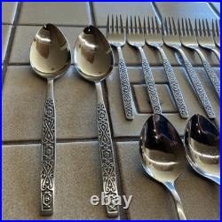 ONEIDA DELUXE SPANISH MOOD NICE 35-PIECE MCM SET with 2 SERVING MINIMALLY USED