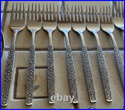 ONEIDA DELUXE SPANISH MOOD NICE 35-PIECE MCM SET with 2 SERVING MINIMALLY USED