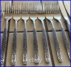 ONEIDA DELUXE SPANISH MOOD NICE 35-PIECE MCM SET with 2 SERVING MINIMALLY USED