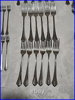 Oneida Community ROYAL FLUTE Stainless Flatware 131 Pieces 18/10 + Wood Chest
