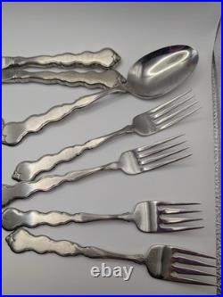 Oneida DISTINCTION DELUXE STAINLESS Valerie Pattern 11 Full Settings 76 Pieces