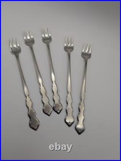 Oneida DISTINCTION DELUXE STAINLESS Valerie Pattern 11 Full Settings 76 Pieces