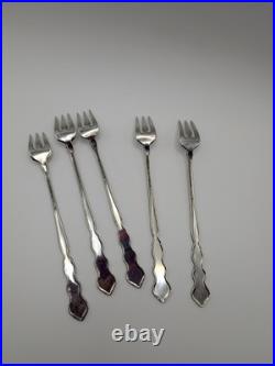 Oneida DISTINCTION DELUXE STAINLESS Valerie Pattern 11 Full Settings 76 Pieces