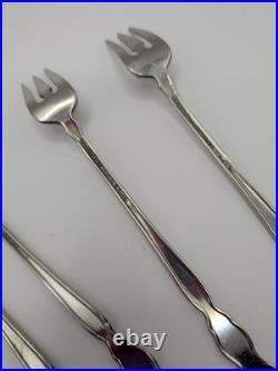 Oneida DISTINCTION DELUXE STAINLESS Valerie Pattern 11 Full Settings 76 Pieces