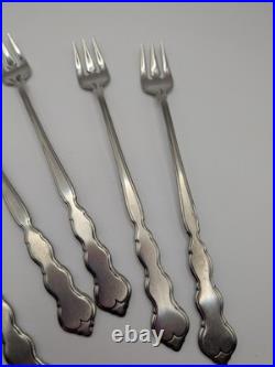 Oneida DISTINCTION DELUXE STAINLESS Valerie Pattern 11 Full Settings 76 Pieces