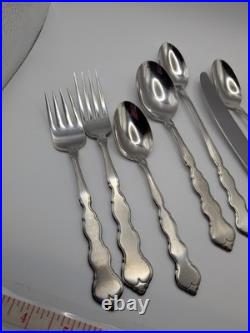 Oneida DISTINCTION DELUXE STAINLESS Valerie Pattern 11 Full Settings 76 Pieces