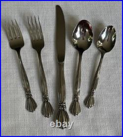 Oneida Deluxe ALEXIS 20 Piece Service for 4 Glossy Stainless Flatware Oneida Deluxe ALEXIS 20 Piece Service for 4 Glossy Stainless Flatware