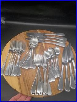 Oneida Deluxe Stainless Steel Independance Pattern 40 pc Service for 8 Flatware