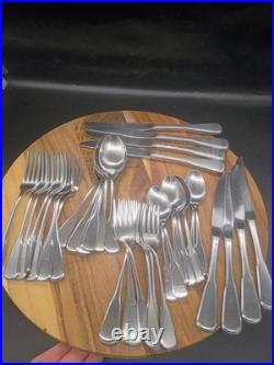 Oneida Deluxe Stainless Steel Independance Pattern 40 pc Service for 8 Flatware