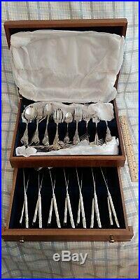 Oneida Distinction Deluxe HH Stainless Steel Flatware Set lots of Pieces