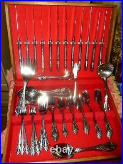 Oneida Distinction Deluxe Raphael Stainless steel set 89 pieces with Case