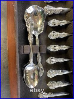 Oneida Michelangelo Heirloom Floral 69 Piece Set Flatware withWooden Chest