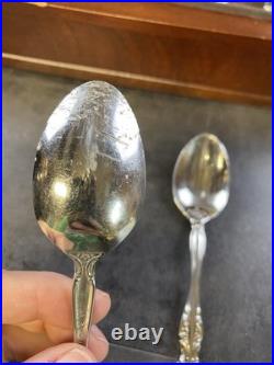 Oneida Michelangelo Heirloom Floral 69 Piece Set Flatware withWooden Chest