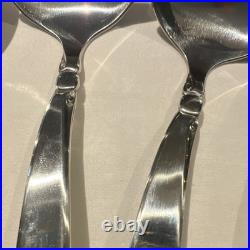 Oneida Silversmiths 108 piece Stainless Flatware Set for 16 + 12 Serving PCs Oneida Silversmiths 108 piece Stainless Flatware Set for 16 + 12 Serving PCs