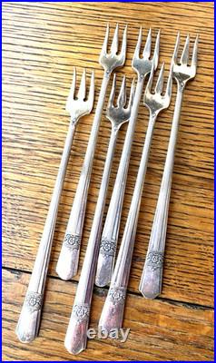 Oneida Simeon L & G H Rogers 53 Ps Stainless Flatware Set Service for 6+ Floral