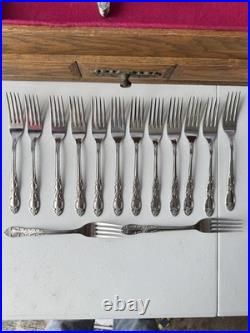 Oneida Thor Custom 105pc Floral Stainless Steel Flatware Set with Wood Case