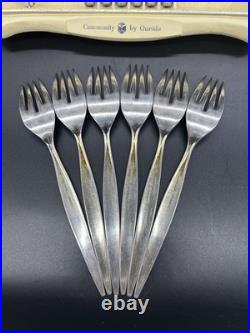 Oneida Venetia Community Stainless Flatware Set 30 piece withtray SEE DETAILS Oneida Venetia Community Stainless Flatware Set 30 piece withtray SEE DETAILS
