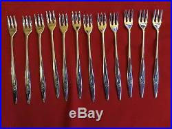 Oneidacraft Deluxe Stainless Lasting Rose 12 Place Settings 89 pcs Flatware BOX