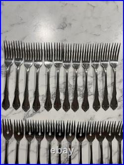 WM A Rogers Deluxe Oneida LtD Stainless Set of (71) Floral Silver Spoon & Knives