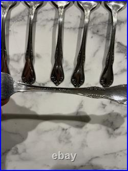 WM A Rogers Deluxe Oneida LtD Stainless Set of (71) Floral Silver Spoon & Knives