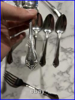 WM A Rogers Deluxe Oneida LtD Stainless Set of (71) Floral Silver Spoon & Knives