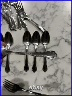 WM A Rogers Deluxe Oneida LtD Stainless Set of (71) Floral Silver Spoon & Knives