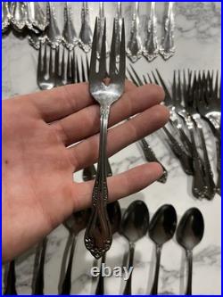 WM A Rogers Deluxe Oneida LtD Stainless Set of (71) Floral Silver Spoon & Knives