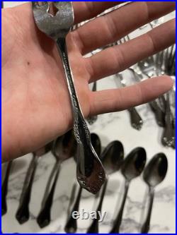 WM A Rogers Deluxe Oneida LtD Stainless Set of (71) Floral Silver Spoon & Knives